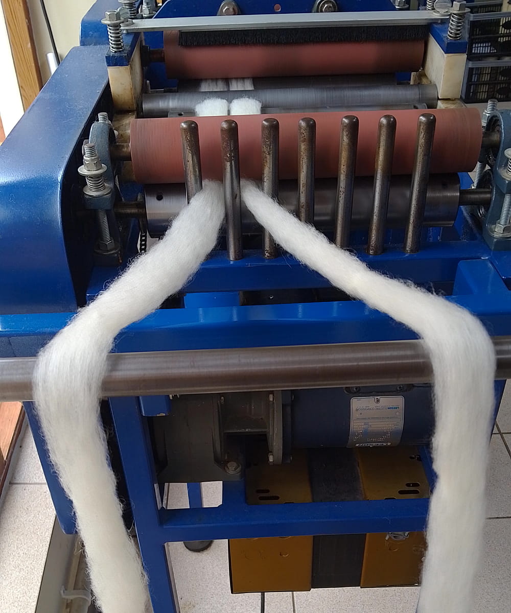 Textile processing machine with white yarn being processed